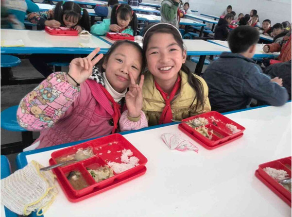 上海亚洲AV无码免在线观看蜜桃餐具有限公司震后灾区“爱心点点”世纪苗系列餐具使用情况的回访活动